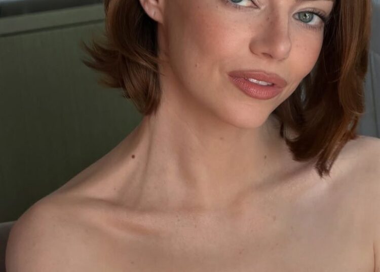 Emma Stone también ha apostado por llevar las cejas con esta naturalidad.
