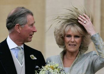 La reina Camilla rompió la tradición real al elegir el sombrero en lugar de la tiara en su boda - Noticias de famosos - Entretenimiento