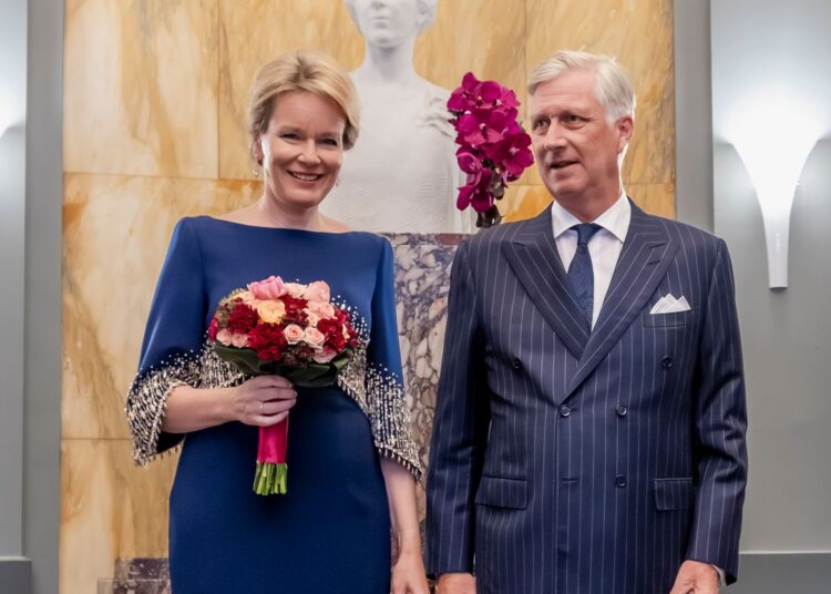 El rey Felipe de Bélgica y la reina Matilde de Bélgica llegan a una sesión de la final del Concurso Internacional de Música Reina Isabel en Bozar el 25 de mayo de 2026 en Bruselas, Bélgica