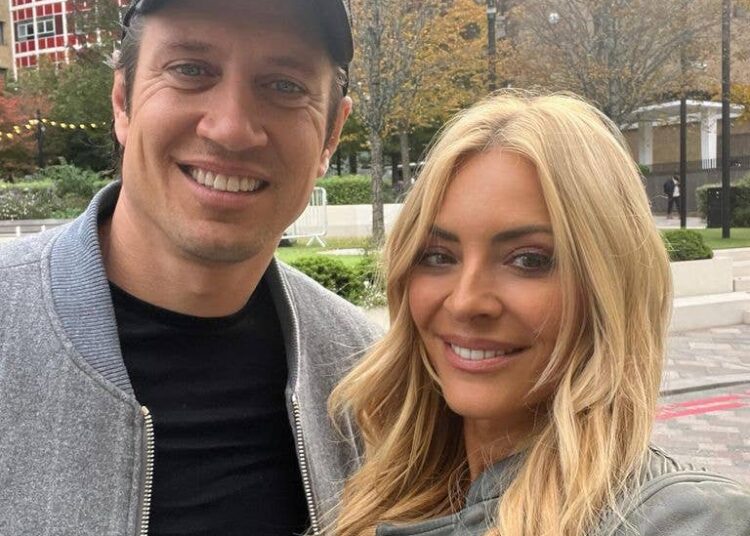 Tess y Vernon posaron para una selfie afuera del Centro de Televisión de la BBC en Londres
