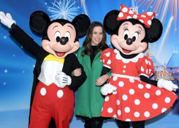 Lacey Chabert protagoniza la película navideña de Hallmark Disney World 2026