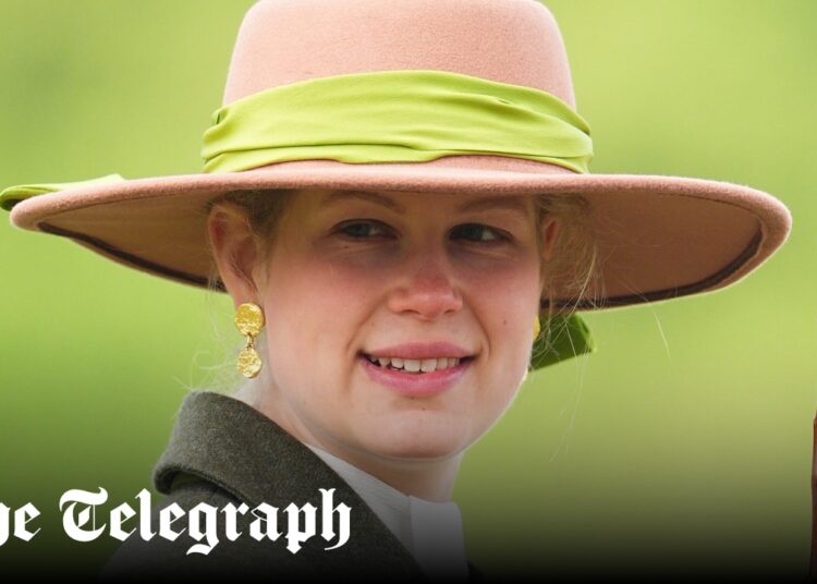Lady Louise Windsor conduce un carruaje en el espectáculo ecuestre real