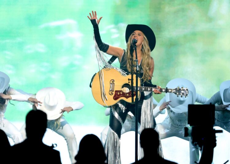 Lainey Wilson interpreta 'Can't Sit Still' en los premios ACM 2026