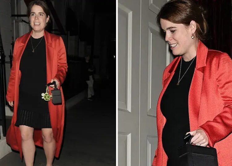 La princesa Eugenia caminando con un vestido negro y una chaqueta de seda naranja mostrando su panza