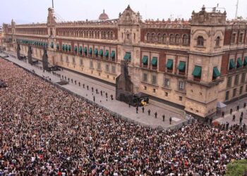 Locura por BTS en México: 50.000 fans acudieron al Zócalo para saludar a la banda coreana
