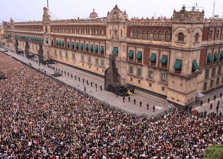 Locura por BTS en México: 50.000 fans acudieron al Zócalo para saludar a la banda coreana