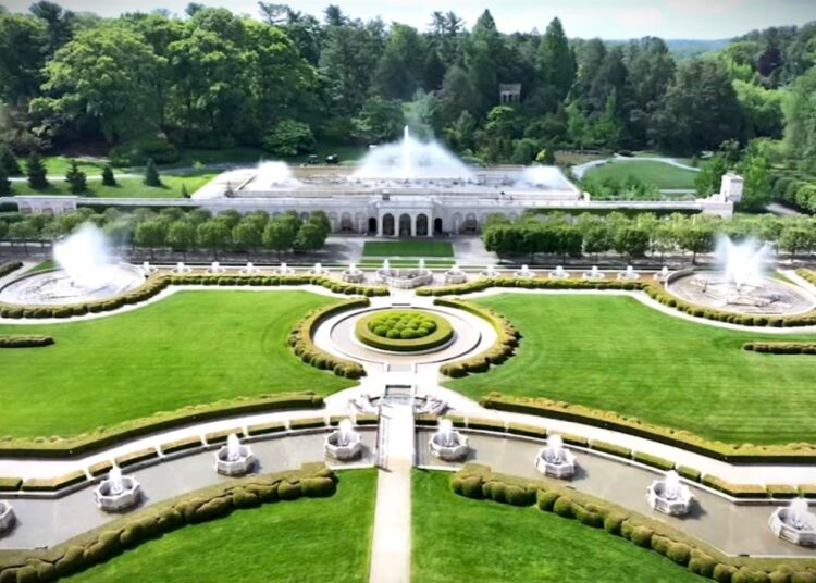 Longwood Gardens en plena floración con bonsáis, fuentes y música