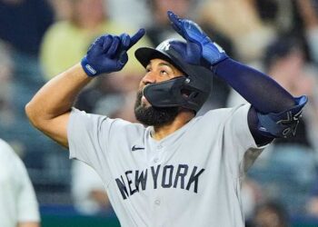 Los Yankees obtienen 2 hits de cada abridor por primera vez en la historia de la franquicia en la goleada de 15-1 a los Reales.