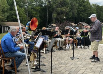 Un conjunto de metales actúa en el Campamento de Música para Adultos de Nueva Inglaterra en Sidney, Maine.