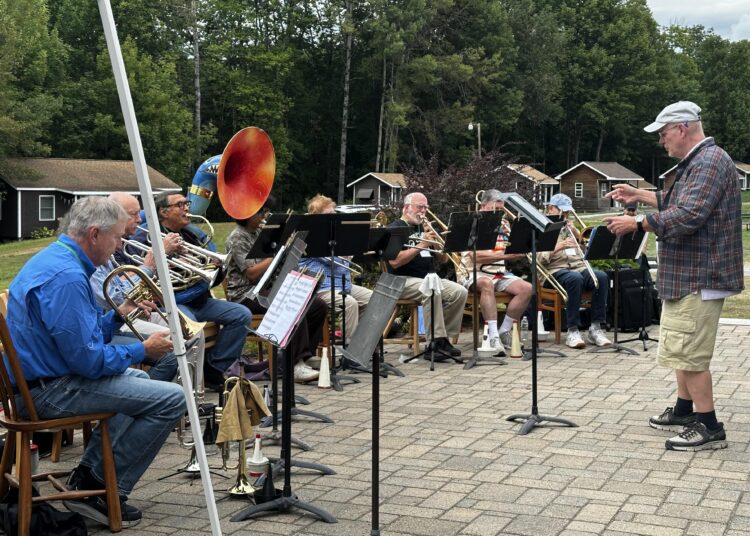 Un conjunto de metales actúa en el Campamento de Música para Adultos de Nueva Inglaterra en Sidney, Maine.