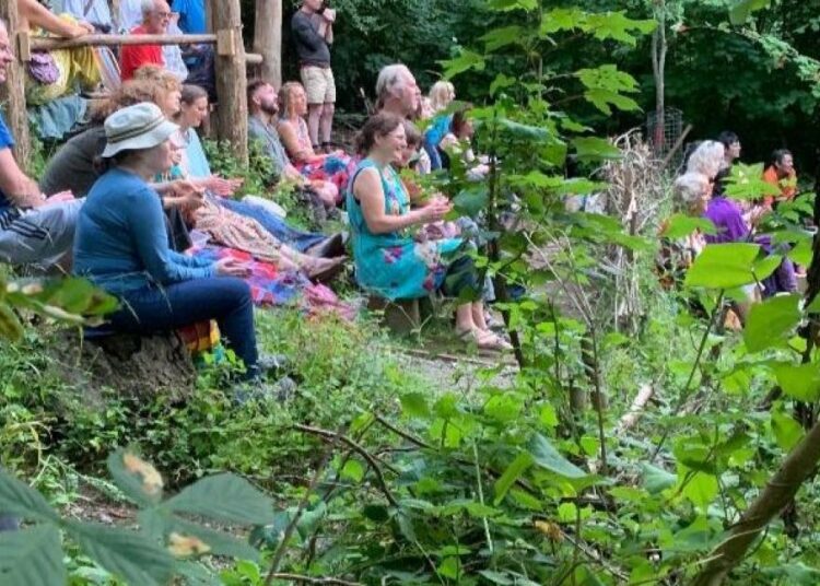 Los eventos de mayo en Stroud Woods incluyen música y círculo de tambores.
