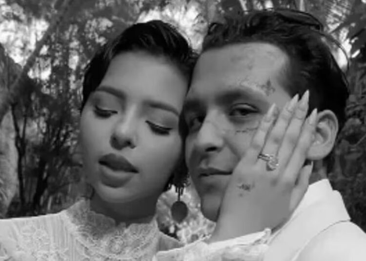 Los cantantes Christian Nodal y Ángela Aguilar aparecen juntos en una fotografía en blanco y negro, oficializando su relación romántica. (Instagram)