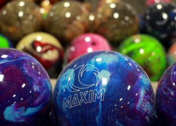 Lucky Strike Entertainment golpea con un traje de monopolio de bolera