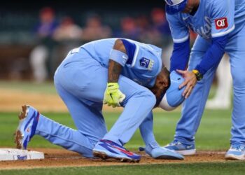 Maikel García, 3B de los Reales, sale por lesión en el tendón de la corva