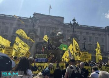 Manifestantes organizan manifestaciones antimonárquicas en todo el Reino Unido pidiendo el fin del gobierno real