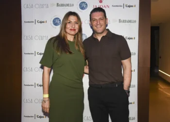 Manu Tenorio y Silvia Casas