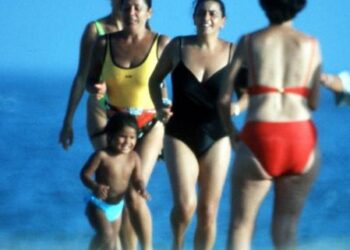 Isabel Pantoja y María del Monte durante unas vacaciones en los años 90, junto a una pequeña Isabel Pantoja