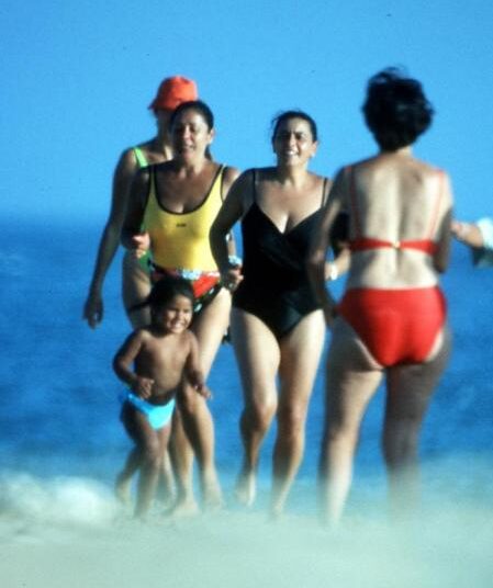 Isabel Pantoja y María del Monte durante unas vacaciones en los años 90, junto a una pequeña Isabel Pantoja