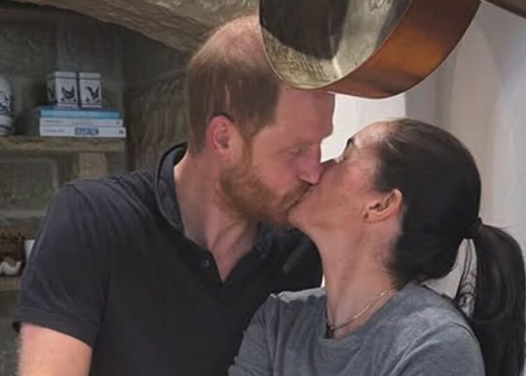 Meghan Markle chilla y le da un beso al príncipe Harry en nuevos videos | Real | Noticias