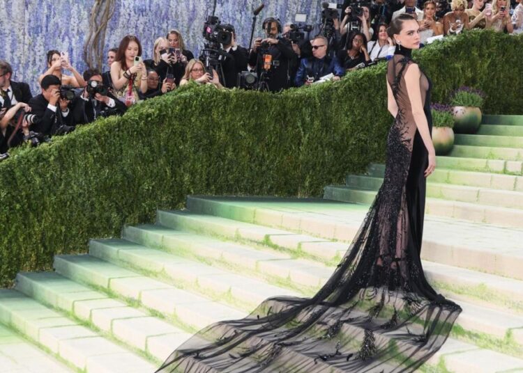 Met Gala arranca con actuación musical, alfombra blanca y desfile de celebridades