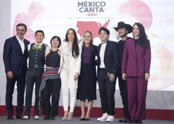 La presidenta de México Claudia Sheinbaum (4-d), el director de Consejo Mexicano de la Música, Miguel Ángel Trujillo (i), la cantautora mexicana Majo Aguilar (4-i), el cantante mexicano Junior H (3-d) y la secretaria de Cultura, Claudia Curiel de Icaza (d) posan este lunes, al final de una rueda de prensa en el Palacio Nacional de la Ciudad de México (México). EFE/Sáshenka Gutiérrez