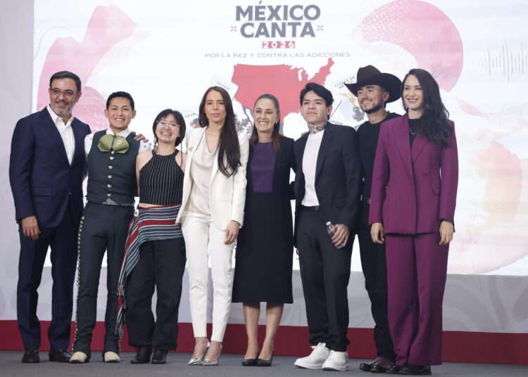 La presidenta de México Claudia Sheinbaum (4-d), el director de Consejo Mexicano de la Música, Miguel Ángel Trujillo (i), la cantautora mexicana Majo Aguilar (4-i), el cantante mexicano Junior H (3-d) y la secretaria de Cultura, Claudia Curiel de Icaza (d) posan este lunes, al final de una rueda de prensa en el Palacio Nacional de la Ciudad de México (México). EFE/Sáshenka Gutiérrez