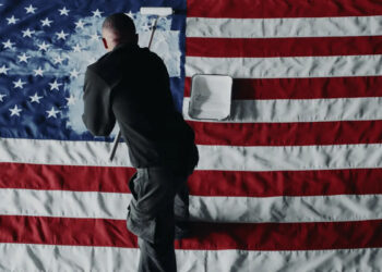Mira a Vince Staples fotografiar la bandera estadounidense en un nuevo vídeo musical