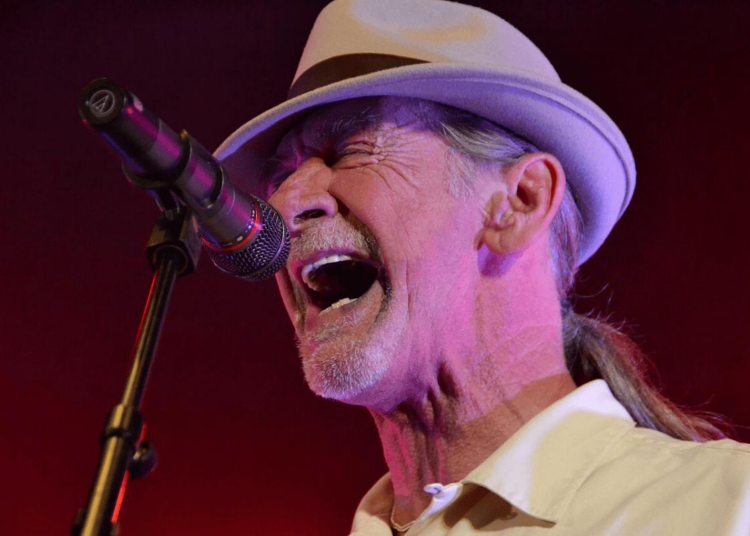 Muere Alex Ligertwood, vocalista de la banda Santana, creada por el mexicano Carlos Santana