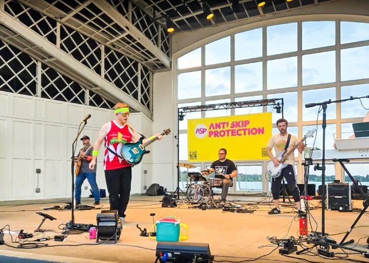 Banda de los años 90 y 2000 Anti-Skip Protection actuando en un escenario al aire libre