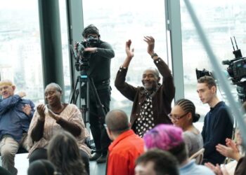 ROCKERDALE STUDIOS PARA ITV E ITVX THE ASSEMBLY SERIE 2 EPISODIO 3 Foto: LENNY HENRY se encuentra con THE ASSEMBLY Esta imagen tiene derechos de autor de Rockerdalestudios y solo puede reproducirse con fines editoriales en su publicación impresa o en línea. Esta imagen no se puede distribuir a ningún otro tercero. Para obtener más información, póngase en contacto con: Patrick.smith@itv.com 07909906963