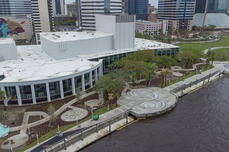 Jardín musical de Jacksonville frente al río
