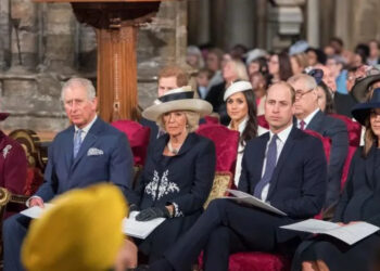La reina Isabel II, el rey Carlos III, la reina Camilla, el príncipe Harry, Meghan Markle, el príncipe William, Andrew Mountbatten-Windsor y Kate Middleton asisten al Servicio de Observancia del Día de la Commonwealth en 2018. Por: MEGA