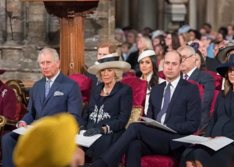 La reina Isabel II, el rey Carlos III, la reina Camilla, el príncipe Harry, Meghan Markle, el príncipe William, Andrew Mountbatten-Windsor y Kate Middleton asisten al Servicio de Observancia del Día de la Commonwealth en 2018. Por: MEGA