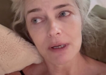 Paulina Porizkova tumbada y mirando hacia otro lado de la cámara.