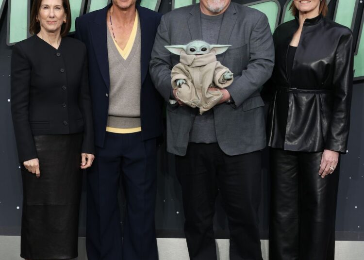 Pedro Pascal y Sigourney Weaver se burlan del papel de Baby Yoda Mandalorian y Grogu
