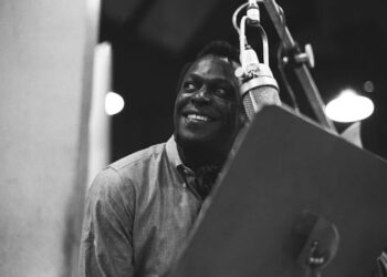 Miles Davis durante las sesiones de grabación del lanzamiento de Columbia Records “Kind Of Blue”.