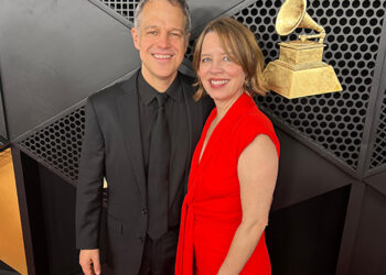 Una pareja haciendo una pausa para tomarse fotos en los premios Grammy
