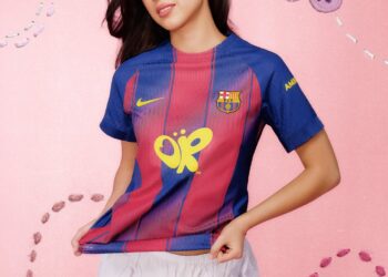 Olivia Rodrigo posa con la camiseta que usará el Barça en El Clásico.