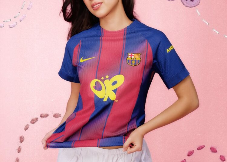 Olivia Rodrigo posa con la camiseta que usará el Barça en El Clásico.