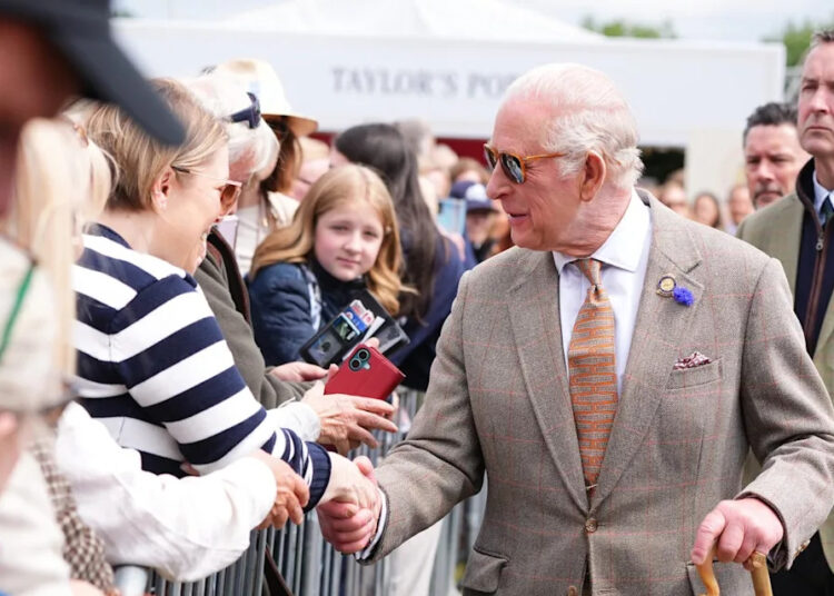 El rey Carlos III se reúne con simpatizantes durante el Royal Windsor Horse Show (PA)