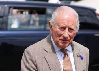 El rey Carlos III entrega el premio al mejor soldado durante el Royal Windsor Horse Show en Windsor, Berkshire. Fecha de la foto: Sábado 16 de mayo de 2026.