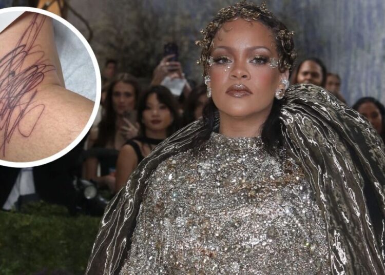 Rihanna desata polémica con enorme tatuaje inspirado en los dibujos de sus hijos