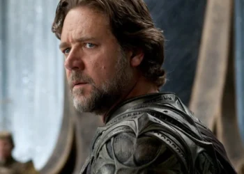 Russell Crowe pone a los fanáticos de París en su lugar y luego firma autógrafos