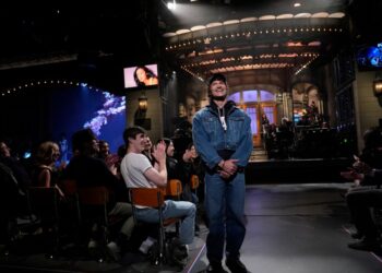 'SNL': Connor Storrie presenta la canción 'Begged' de Olivia Rodrigo