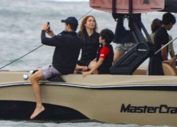 Shakira disfruta de una tarde de wakeboard con sus hijos y algunos de sus amigos.