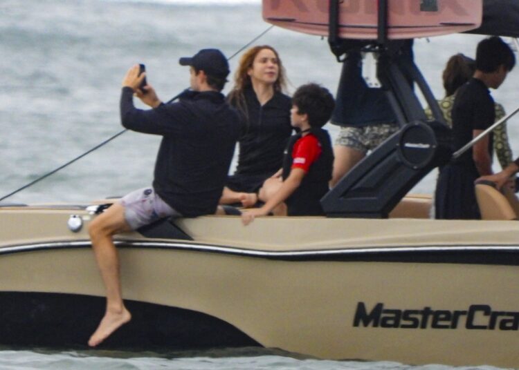 Shakira disfruta de una tarde de wakeboard con sus hijos y algunos de sus amigos.