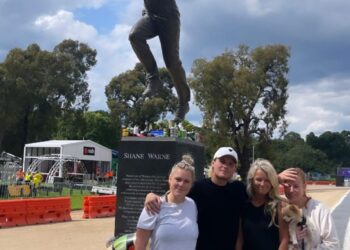 Los hijos de Shane Warne, Jackson, Brooke y Summer, se unieron a su madre Simone Callahan para visitar la estatua de su difunto padre en las afueras del Melbourne Cricket Ground (MCG).