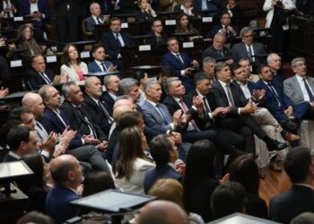 Todo lo que no se vio del discurso de Cornejo: ausentes, cantantes, bostezos y señales políticas