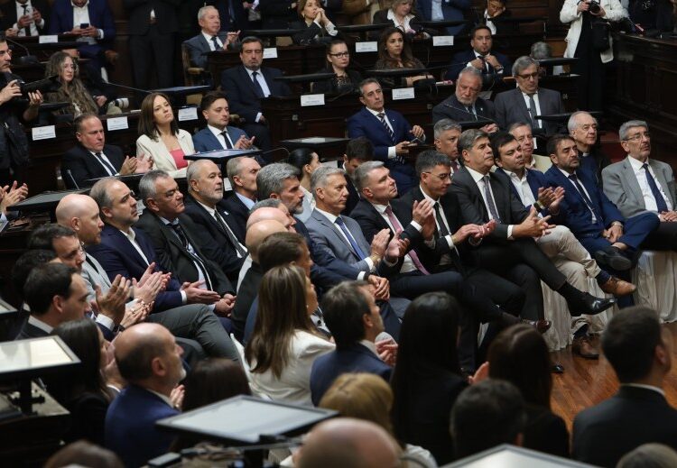Todo lo que no se vio del discurso de Cornejo: ausentes, cantantes, bostezos y señales políticas
