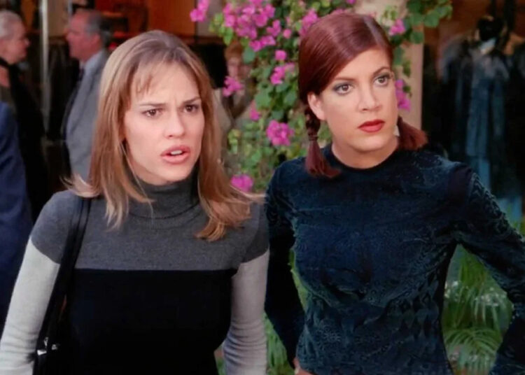 Hilary Swank y Tori Spelling en 'Beverly Hills, 90210'Crédito: Fox